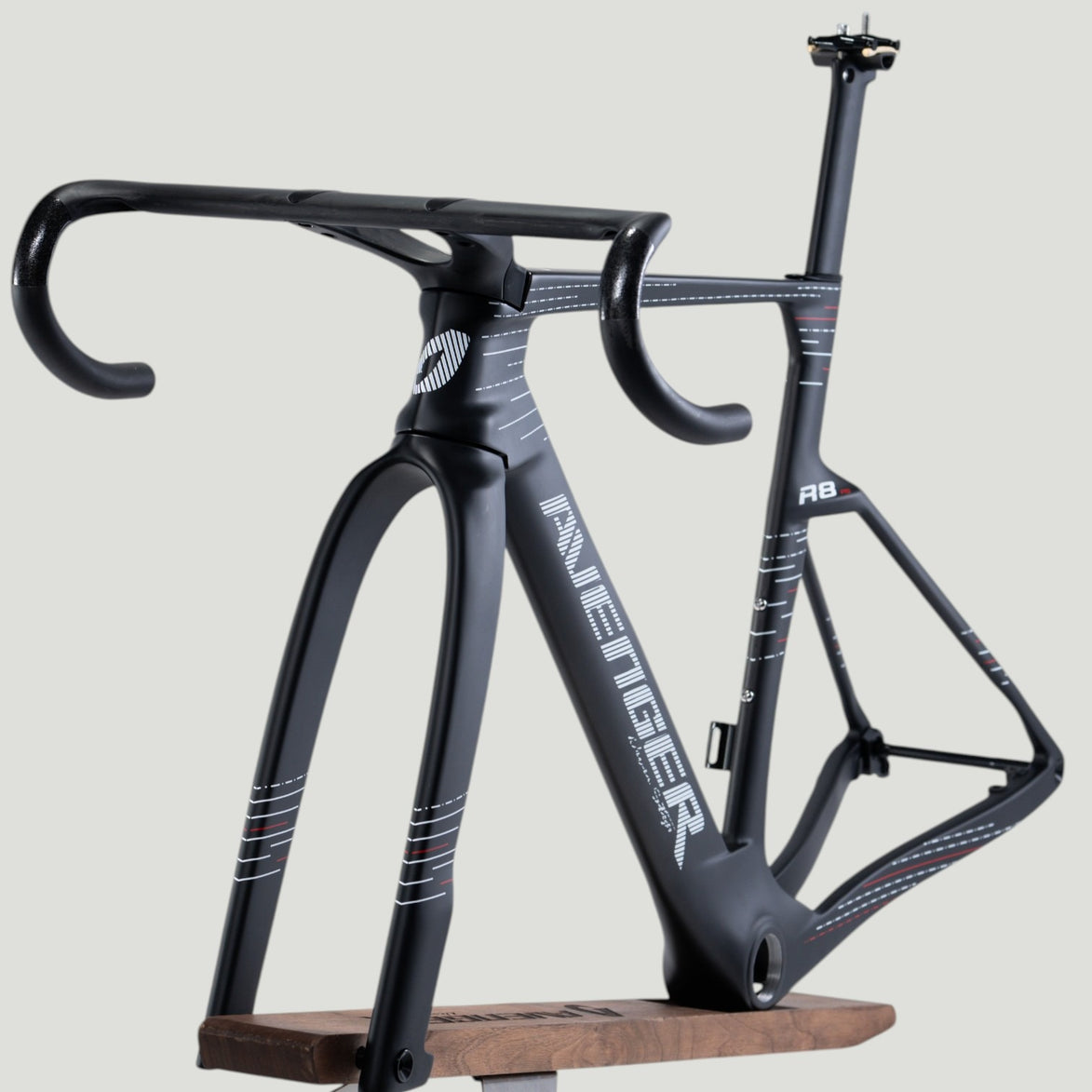 AVENGER R8RS Aero Frameset